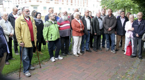 Teilnehmer der Gedenkveranstaltung zum Antikriegstag am 1. September 2014. Wilhelm-Krökel-Platz. Foto: Imke Zwoch