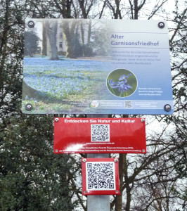 Diese Schilder kennzeichnen die Stationen der Naturschätze-Route durch Wilhelmshaven. Foto: Gegenwind