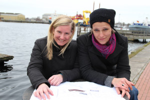 Landesbühnen-Oberspielleiterin Eva Lange (links) und Carola Unser, Leiterin der Jungen Landesbühne, vorm Theos am Großen Hafen, Wilhelmshaven.