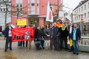 Die Initiatoren und einige Teilnehmer der spontanen Protestversammlung für Jan Böhmermann auf der Rambla. Foto: Imke Zwoch