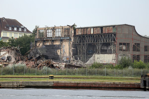 "The last stand": Tapfere einsame Außenmauer der Maschinenhalle (Mitte links), August 2015. Rechts die Hälfte des Kesselhauses, die bis April 2016 stehen blieb. Foto: Imke Zwoch