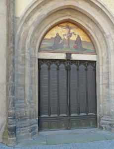 Die 95 Thesen sind heute in bronze an der Tür der Schlosskirche zu Wittenberg verewigt. Foto: Gegenwind