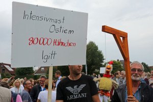 Protest gegen den geplanten Hähnchenmastbetrieb in Schortens. Foto: Gegenwind