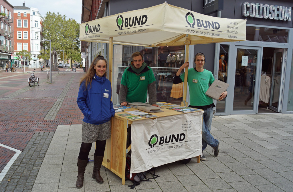 Drei junge Aktive des BUND-Bundesverbandes am Infostand in Wilhelmshaven. Foto: BUND
